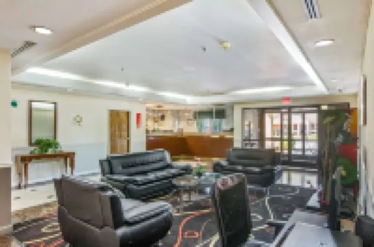 Econo Lodge Inn & Suites Marietta