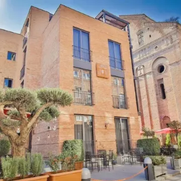 Hotel Tuta Отели рядом с достопримечательностью «Jumah Mosque»