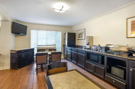 Best Western Clovis Cole Отели рядом с достопримечательностью «Sierra Vista Kiosk - Fresno County Public Library»