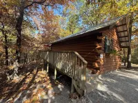 Castaway ROMANTIC Log Cabin in the woods. Hot Tub & Wood Burning Fire Place.