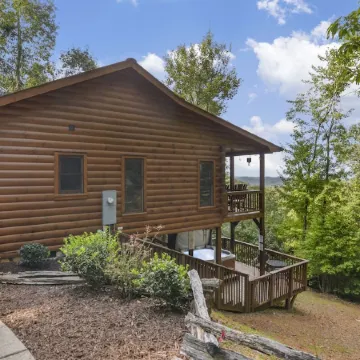 Mountain Views & just mins to City! Wood burning Fireplace, Hot tub, Fire pit