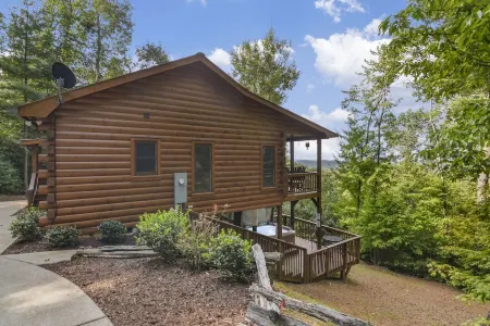 Mountain Views & just mins to City! Wood burning Fireplace, Hot tub, Fire pit