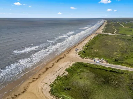 The Sea Turtle, Family and Dog Friendly, Cargo Lift, Crystal Beach TX Ocean View Отели рядом с достопримечательностью «Port Bolivar»