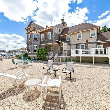 3rd to Beach*Beautiful,Victorian, covered Porch,heartof B.H,Across Veterans Prk