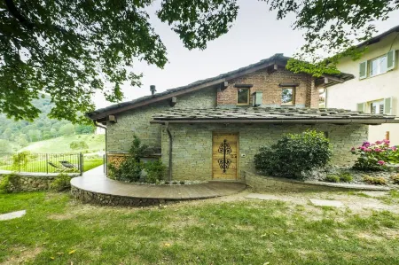 Villa with infinity pool, Spa,private garden, patio, barbecue,Monviso Unesco area.