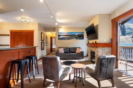 3BR Condo in the Village at Palisades - Premier Отели рядом с достопримечательностью «Squaw Valley Ski Area»