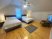 NEW!  FISHING, HUNTING COTTAGE 4 Bedrooms, 2 King beds, 4 Queen Beds, Sleeps 12