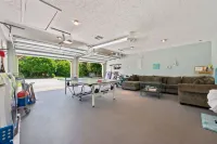 Tropical Resort Style Retreat w/ Pool House 4BR, 3 Bath