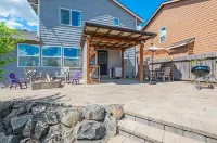 Dundee Hillside Retreat ~ Central Family & Dog Friendly Home!