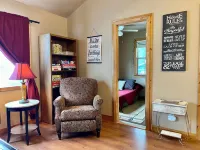 Cozy Creekside Cottage next to City Park. Walk to mainstreet!