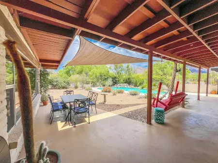 Modern Desert Home with Pool & Arizona Mountain Views Отели рядом с достопримечательностью «Тохоно Чул | Гарденс, Галлерис, энд Бистро»