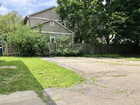 By The Big House in Ann Arbor, 3 bed/1.5 bath with parking, 1 mile to downtown Отели рядом с достопримечательностью «Taubman College of Architecture and Urban Planning»