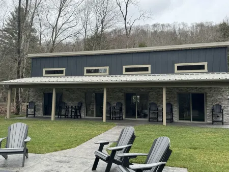 Gone Fishing cabin- family-friendly, riverfront & minutes from East Branch Lake.