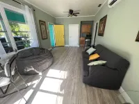 Lucy’s Beach Hideaway, 2 block to restaurants & waterfront