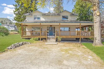 Spacious Lakeside Home: Walk to Beach, Wineries, and Downtown! Ample Parking!