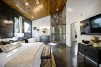 Secluded Luxury Couples Cabin with Hot Tub Hotels in 