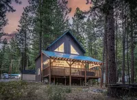 Newly owned Cabin w/ private hot tub, A/C & covered deck - Dog Friendly!