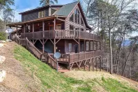 Pvt Mountain log Cabin with Views, Hot tub, pet friendly, central location