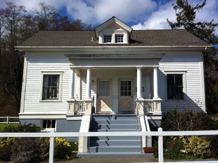 Point Robinson Lighthouse - Keeper's Quarters B Отели рядом с достопримечательностью «Lavender Hills Farm»