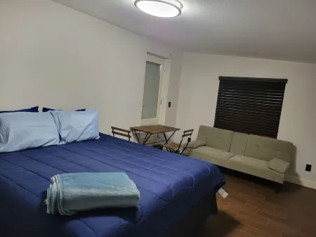 Studio close to airport, mall, beach, museum and much more Отели рядом с достопримечательностью «Биг Фиш»