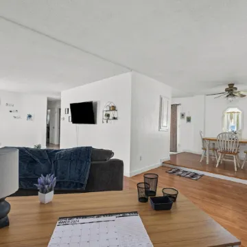 Lovely Updated 2bd house just minutes away from anything the Qc has to offer!