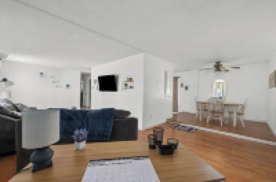 Lovely Updated 2bd house just minutes away from anything the Qc has to offer!