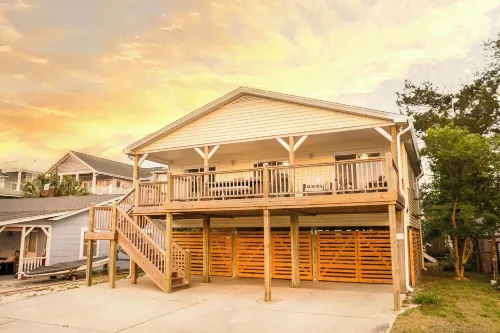 South End WB Beach House w Stunning Sunset Water Views from Large Front Porch.