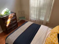 Cheerful & Spacious 3 Bedroom Home Hotels in Northwest Columbia