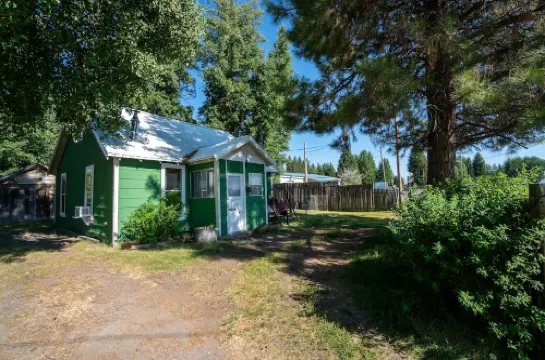 The Green House - Minutes from the Entrance to Crater Lake National Park
