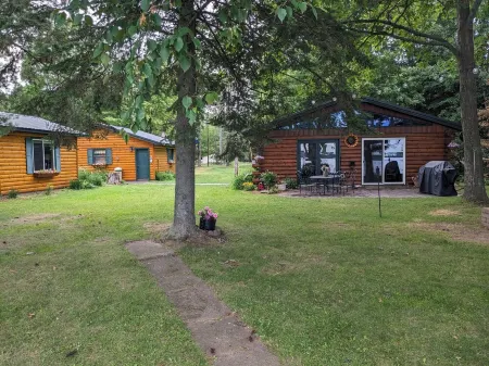 Cabin on Soo Lake.  Enjoy the views of the lake 66' from water's edge. Отели в г. Элк