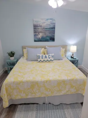 Cozy coastal condo - Just over one block to the beach
