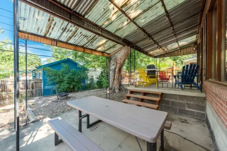 New Listing! Olde Town Arvada home with easy access to Red Rocks and Denver Отели рядом с достопримечательностью «The Well House Assisted & Senior Living of Arvada»