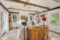 Cozy two-bedroom cottage - five minutes walk to Wayzata and Lake Minnetonka Hotels in Wayzata