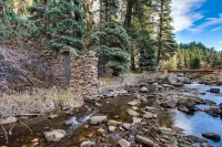 Timeless 100 Year Old Creekside Cabin Near Red Rocks. King Size Bed.