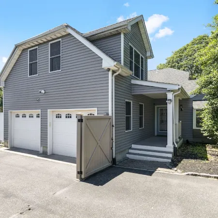 Cheerful 6-bedroom residential home with pool and jacuzzi. Short walk to the bay
