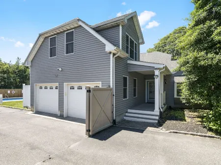 Cheerful 6-bedroom residential home with pool and jacuzzi. Short walk to the bay