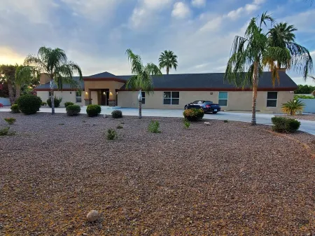 Double Eagle Villa with pool and pickleball close to Scottsdale! Отели рядом с достопримечательностью «Commemorative Air Force Museum»