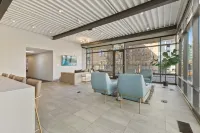 "Faith of Evanston" 180°view, 2BDR +2Bath Urban luxury