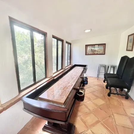 Cozy Family Friendly Lodge, 2 Games Rooms, Hot Tub, EV Charger