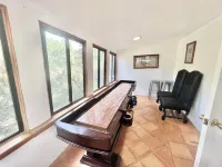 Cozy Family Friendly Lodge, 2 Games Rooms, Hot Tub, EV Charger