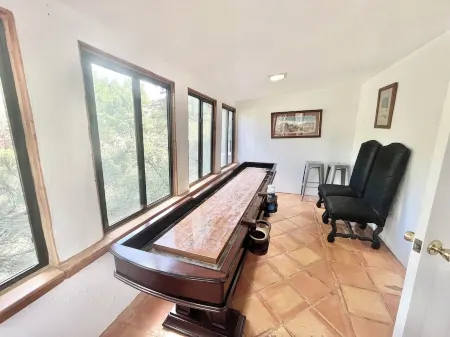 Cozy Family Friendly Lodge, 2 Games Rooms, Hot Tub, EV Charger