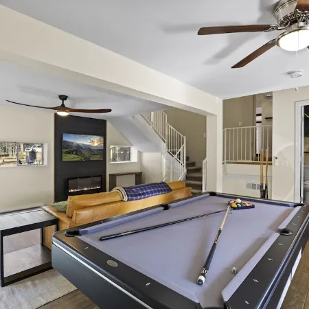 Spacious and Modern Pet-Friendly Chalet in the Pines—perfect for large groups!