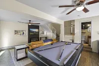 Spacious and Modern Pet-Friendly Chalet in the Pines—perfect for large groups!