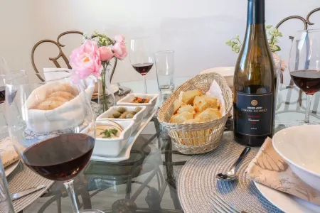 5 min Walk to Panorama Bluffs! Preserve Trails Family-sized House 5 Beds Sleep 9 Отели в г. Керн