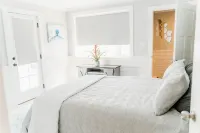 Secluded waterfront home that is 5 min away from downtown Beaufort 레이크 로드 와이너리 주변 호텔