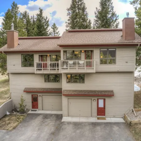 10-Minutes to Ski Resort, 2.5-Bedroom, Mountain Views, Hot Tub/Sauna