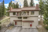 10-Minutes to Ski Resort, 2.5-Bedroom, Mountain Views, Hot Tub/Sauna - balcony