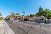 Desert Golf Getaway by GPM -Tennis+Pickleball+Priv. Pool+More! Walk to Festivals - 浴缸