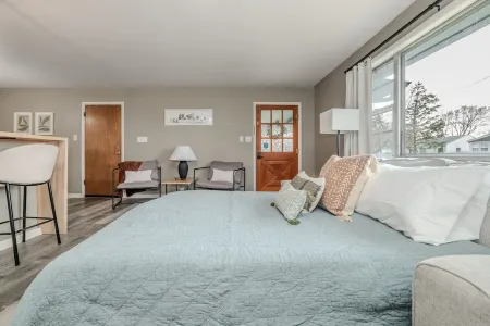 NEW! Cozy Ranch/ Sleeps 8/ 5 Mins to Grand Pk/ Just Mins to Downtown Westfield!