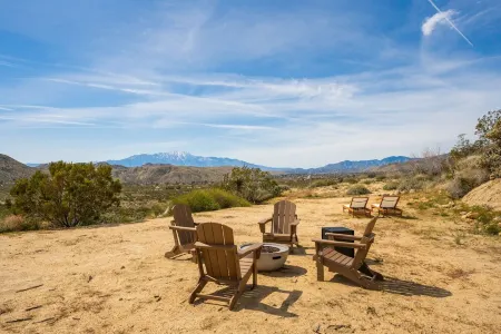 Private and secluded desert cabin with views. Close to JTNP and Pioneertown Отели рядом с достопримечательностью «Crazy Horse Ranch»